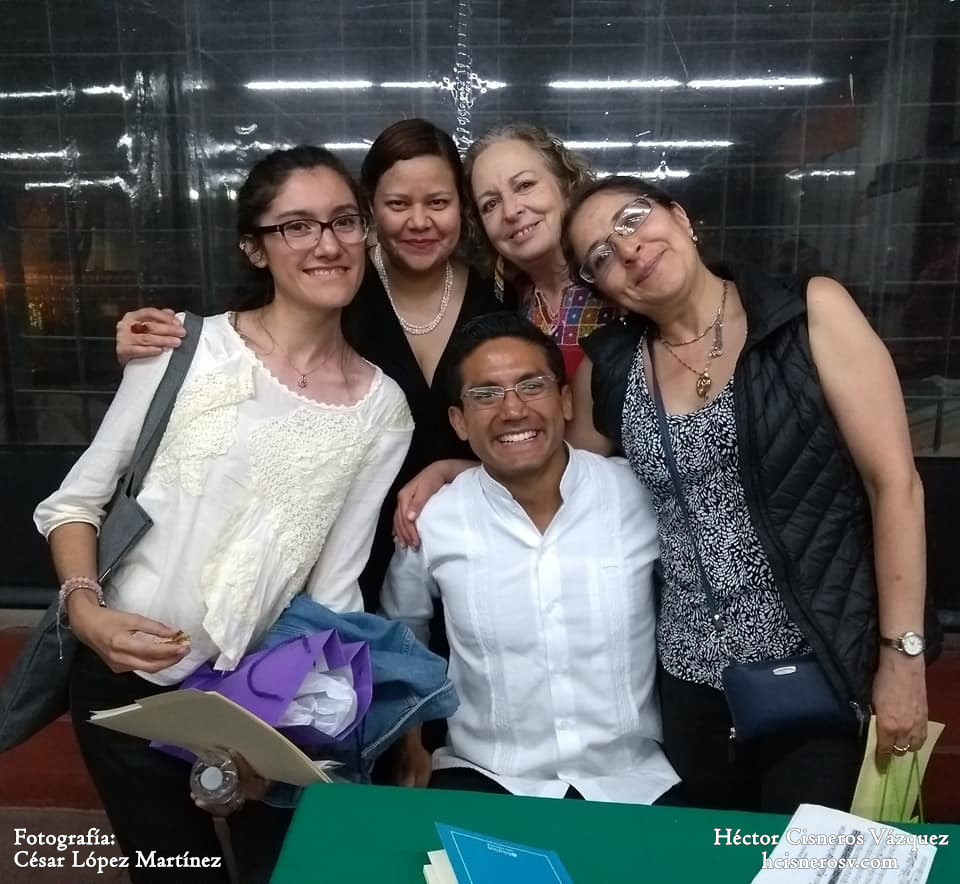 Hector Cisneros con los presentadores del poemario El agua y las luciernagas, en la UACM.